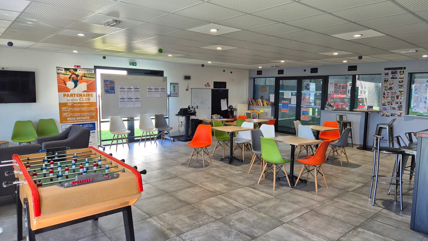 Club-house du TCM Rivery : baby-foot, tables et chaises colorées