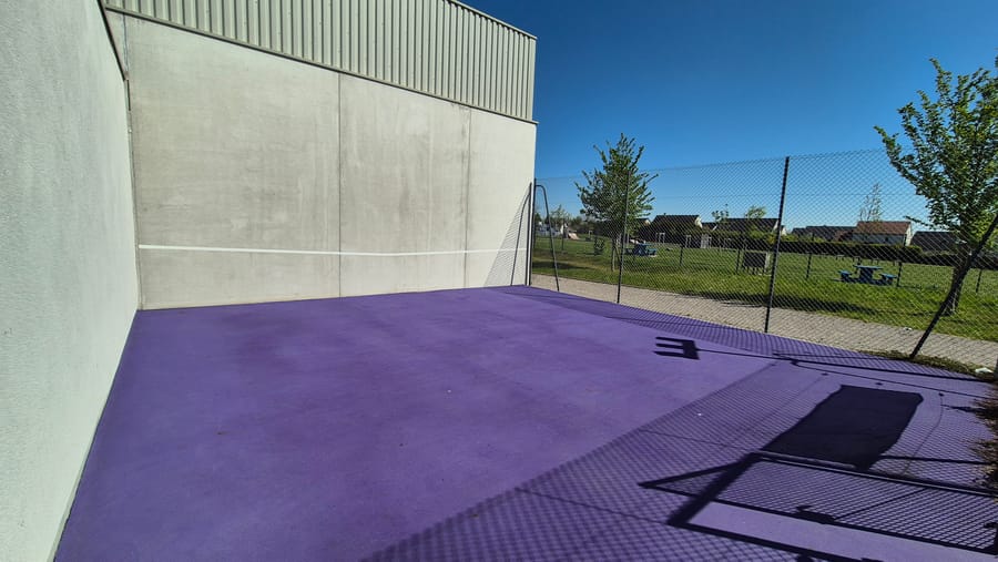 Mur d'entraînement extérieur du TCM Rivery avec sol violet