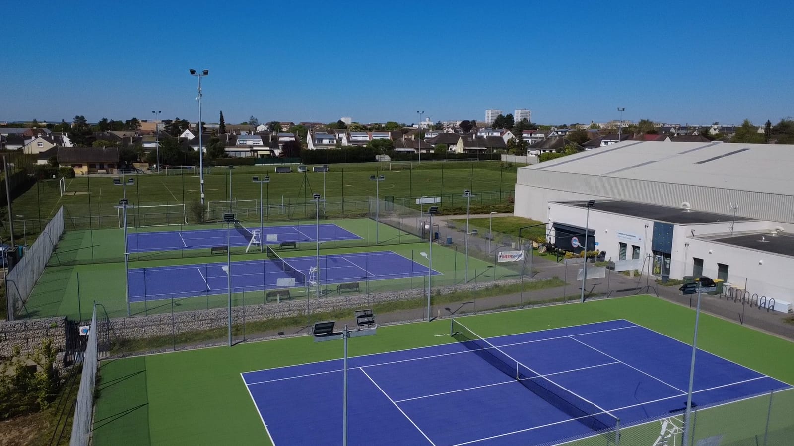 Vue aérienne du complexe TCM Rivery : 4 courts extérieurs et hall couvert